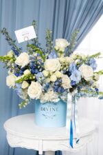 Hat box with blue and white flowers
