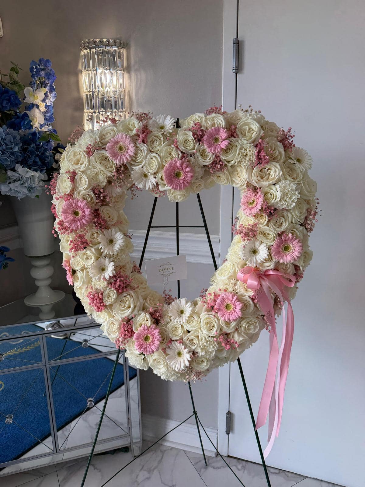 arreglo de flores en tonos pasteles de condolencias entregado en Miami