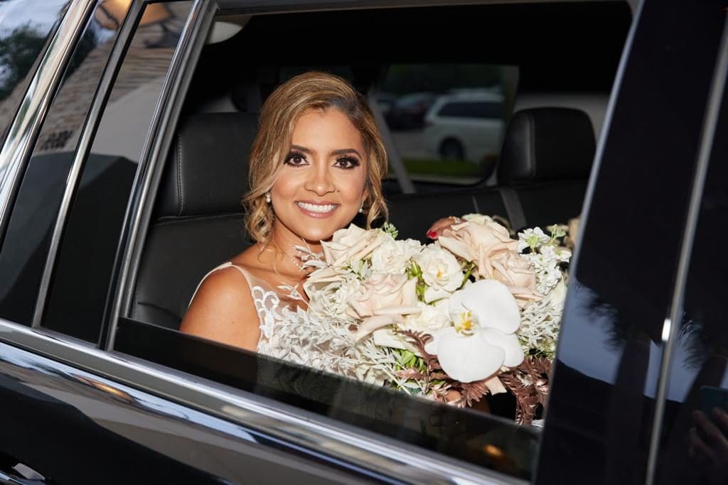 Novia con su ramo de flores camino a la ceremonia en Miami