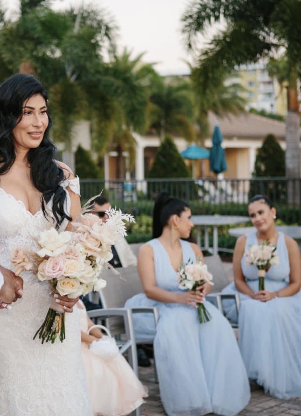 Novia y damas de honor con sus ramos en una boda al aire libre en Miami