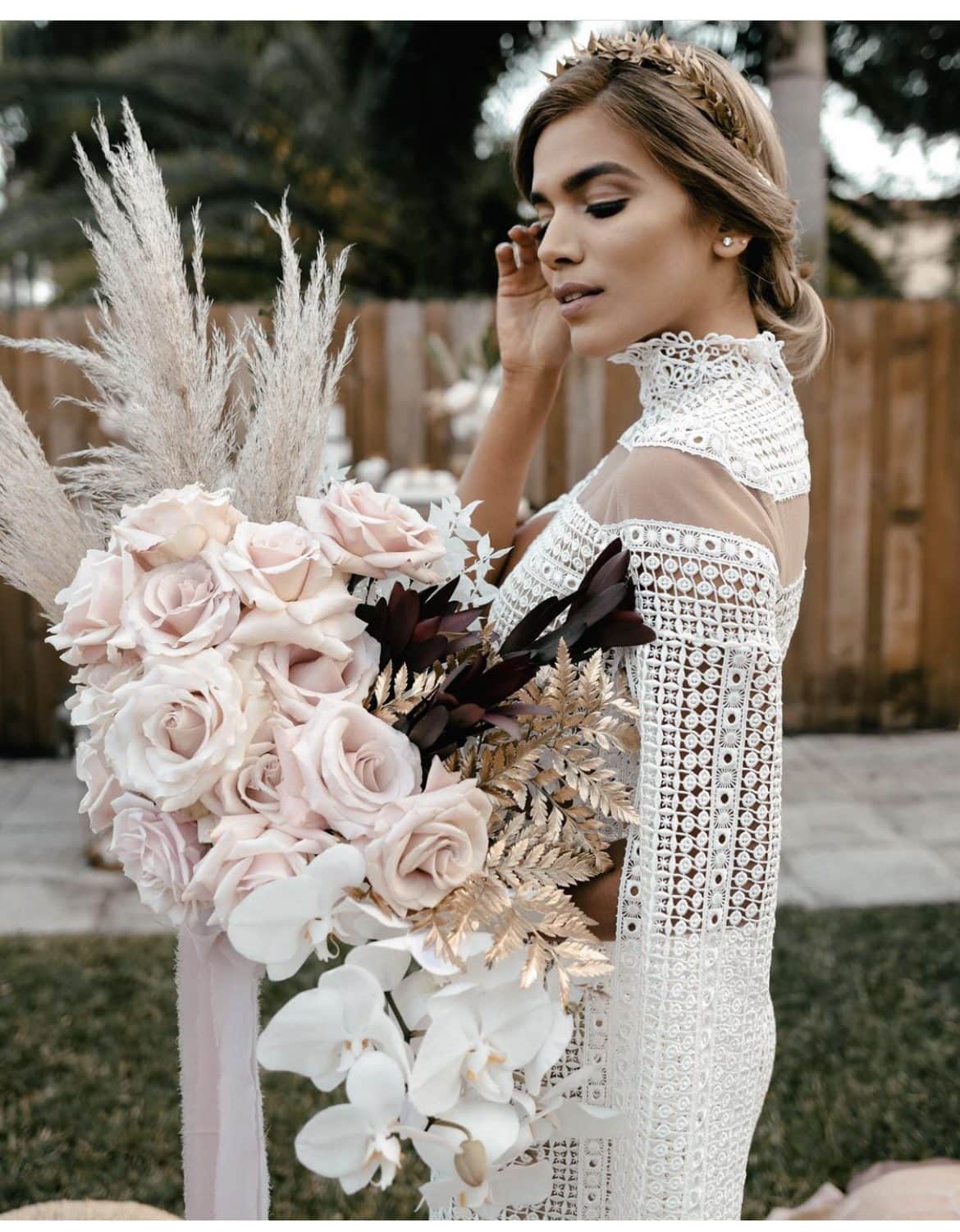 Ramo de novia de rosas blush y orquídeas diseñado en Miami