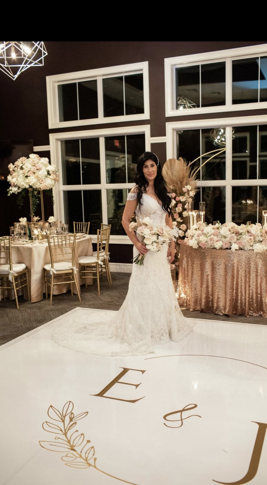 Recepción de boda con pista monograma y arreglo alto de flores en Miami