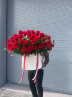 Grand box of 100 red roses carried to show its size