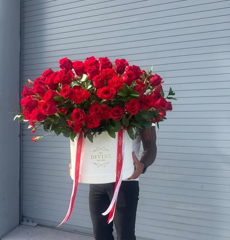 Grand box of 100 red roses carried to show its size