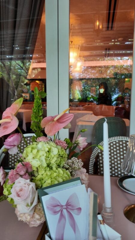 Centro de mesa con anturios rosados, hortensias verdes, rosas y ranúnculos para una despedida de soltera