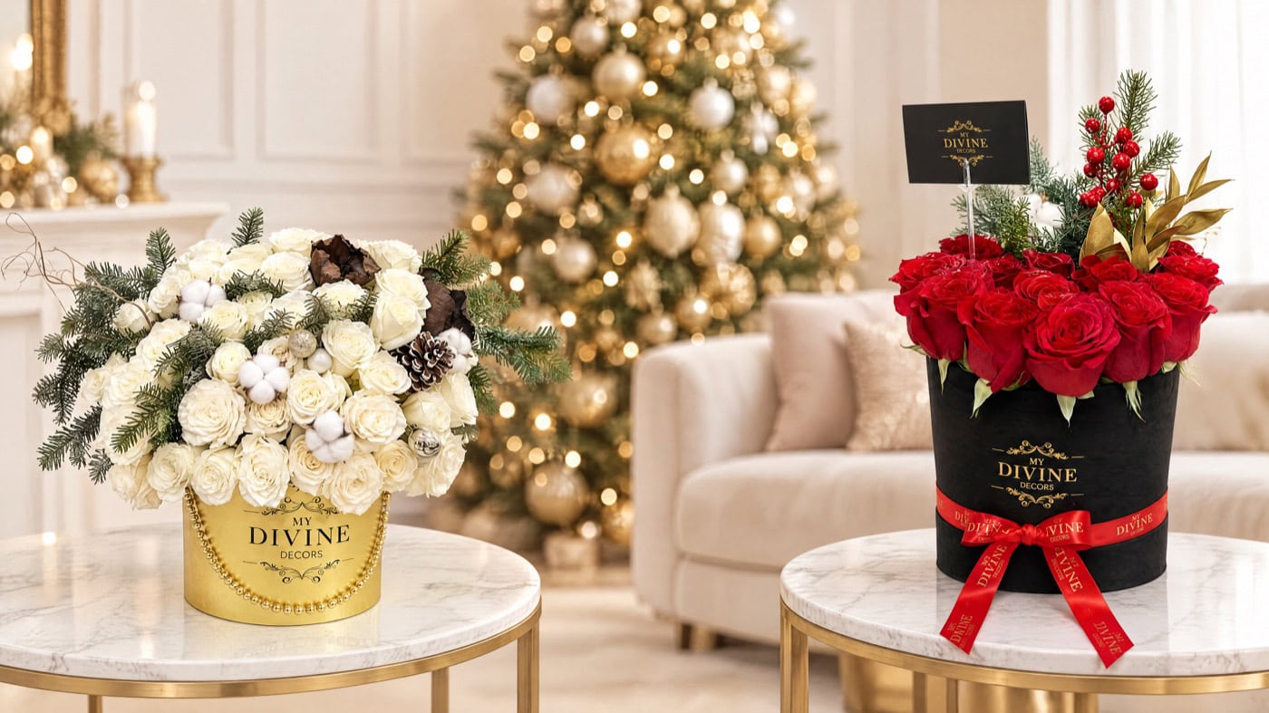 Cajas sombrero navidenas de My Divine Decors con rosas rojas y blancas junto al arbol de Navidad