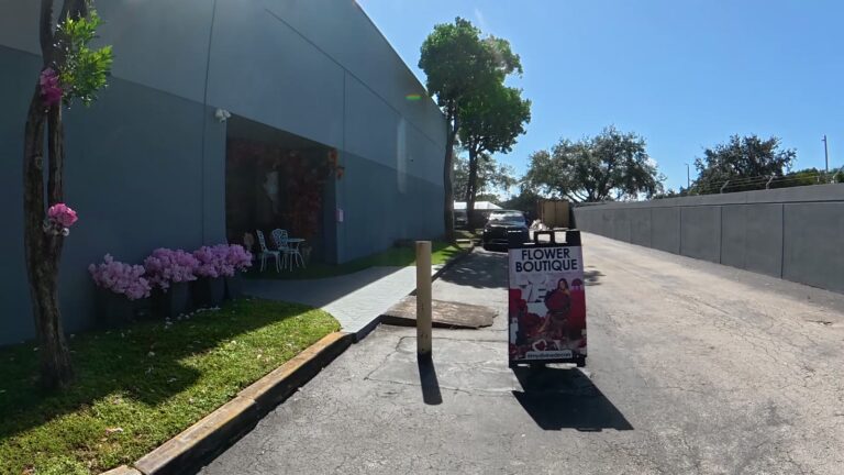 Cartel Flower Boutique frente a My Divine Decors en 7276 NW 58th St
