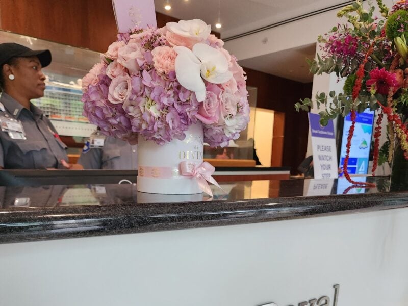 Caja de rosas pastel e hortensias de My Divine Decors entregada en la recepcion de Royal Caribbean en Miami para un pasajero de crucero