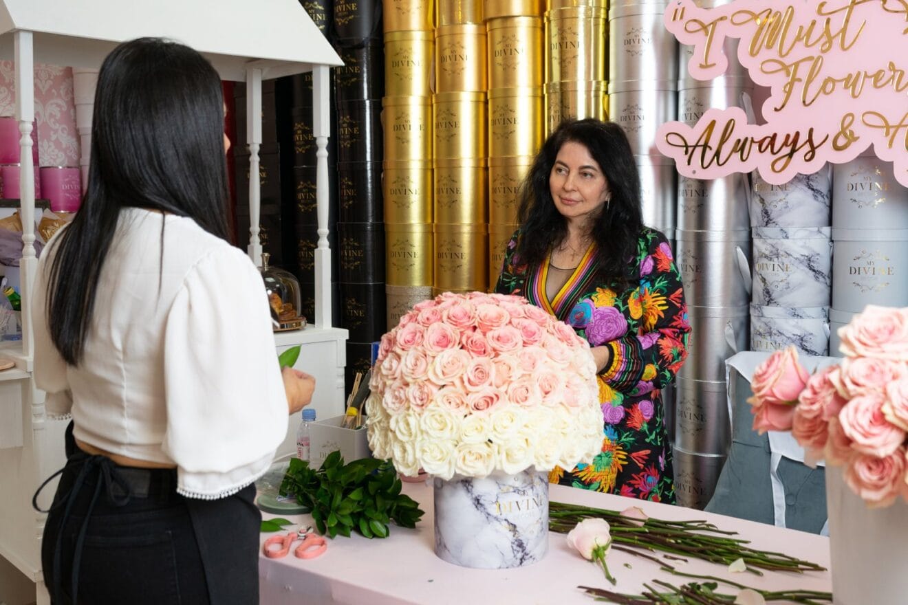 Invitada armando su propia caja signature con nuestra florista durante una clase de arreglos