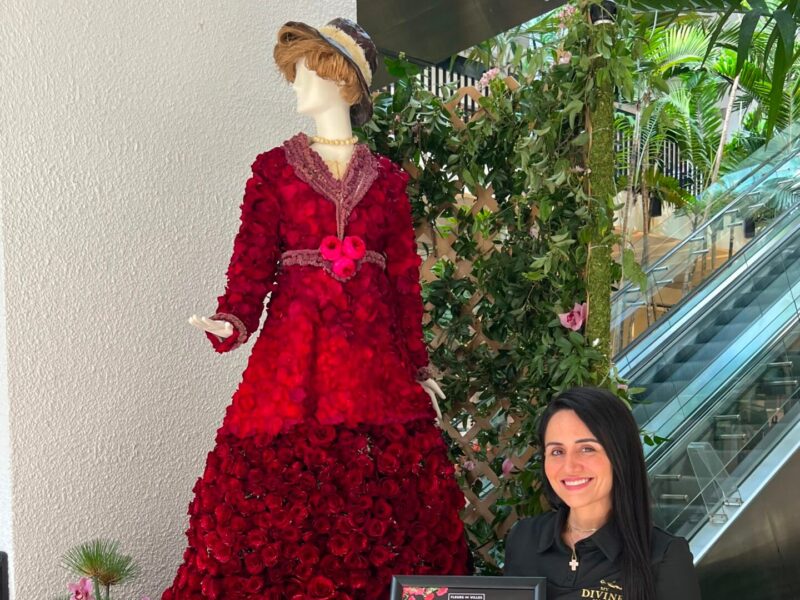 Vestido de rosas rojas creado por My Divine Decors para la exhibicion Fleurs de Villes en Miami, junto a Jessica