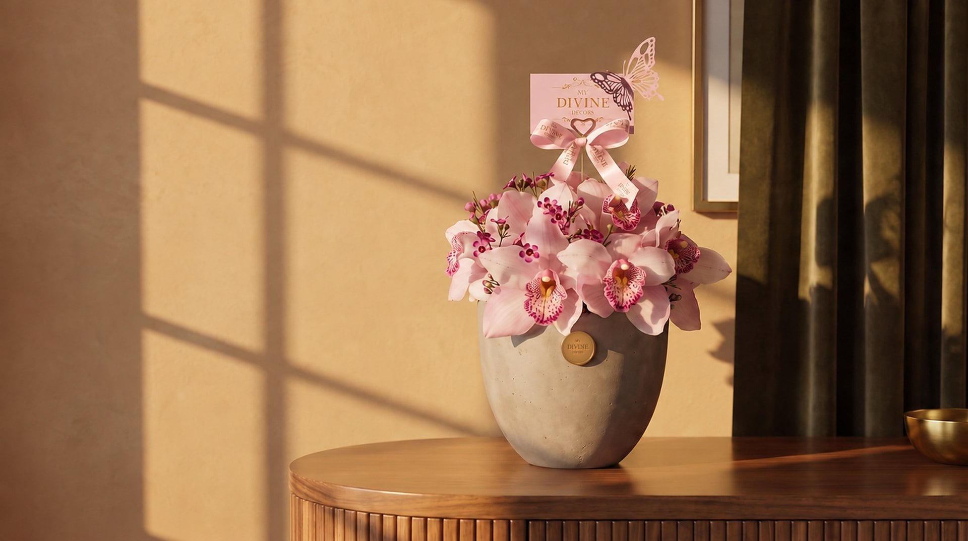 Amor de Cymbidium, orquídeas cymbidium rosadas sobre consola de nogal a la hora dorada