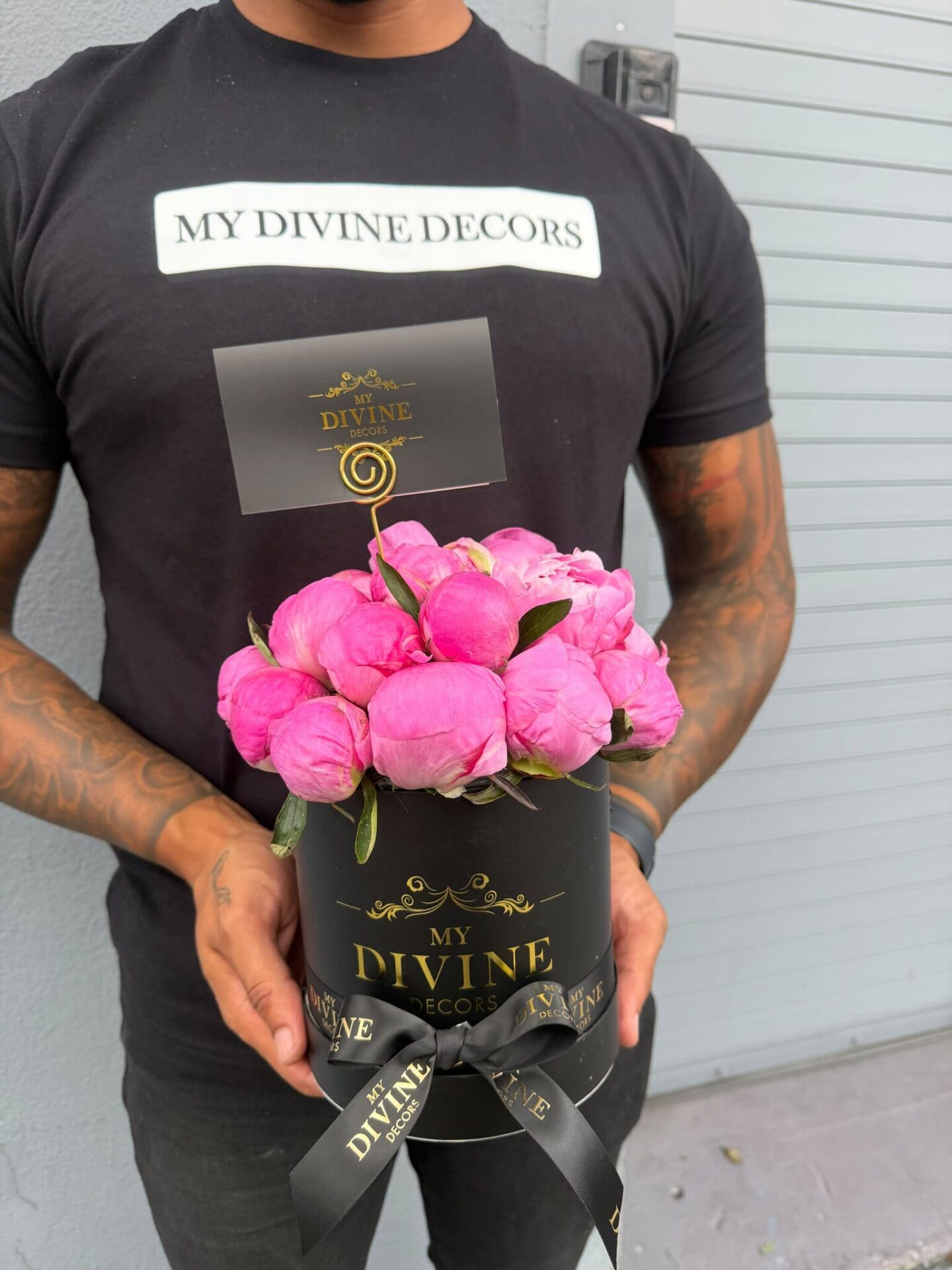 pink-peonies-medium-black-box-miami Peonías rosadas en la caja sombrero mediana negra de My Divine Decors con logo dorado y lazo de satén negro