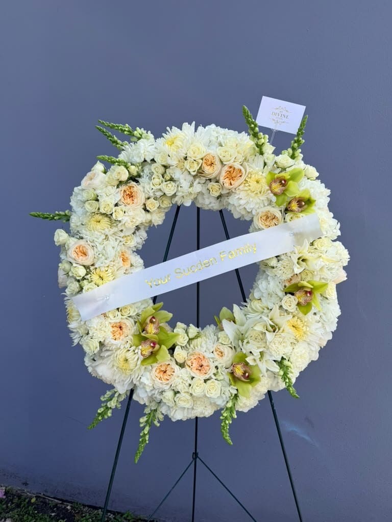 royal-ivory-funeral-wreath-peach-roses-ribbon-miami Corona funeraria marfil con rosas durazno, orquídeas cymbidium verdes y cinta personalizada en su caballete