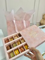 Caja de Regalo Signature con Flores y Macarons - Imagen 6
