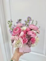 Caja de Regalo Signature con Flores y Macarons - Imagen 5