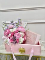 Caja de Regalo Signature con Flores y Macarons - Imagen 4