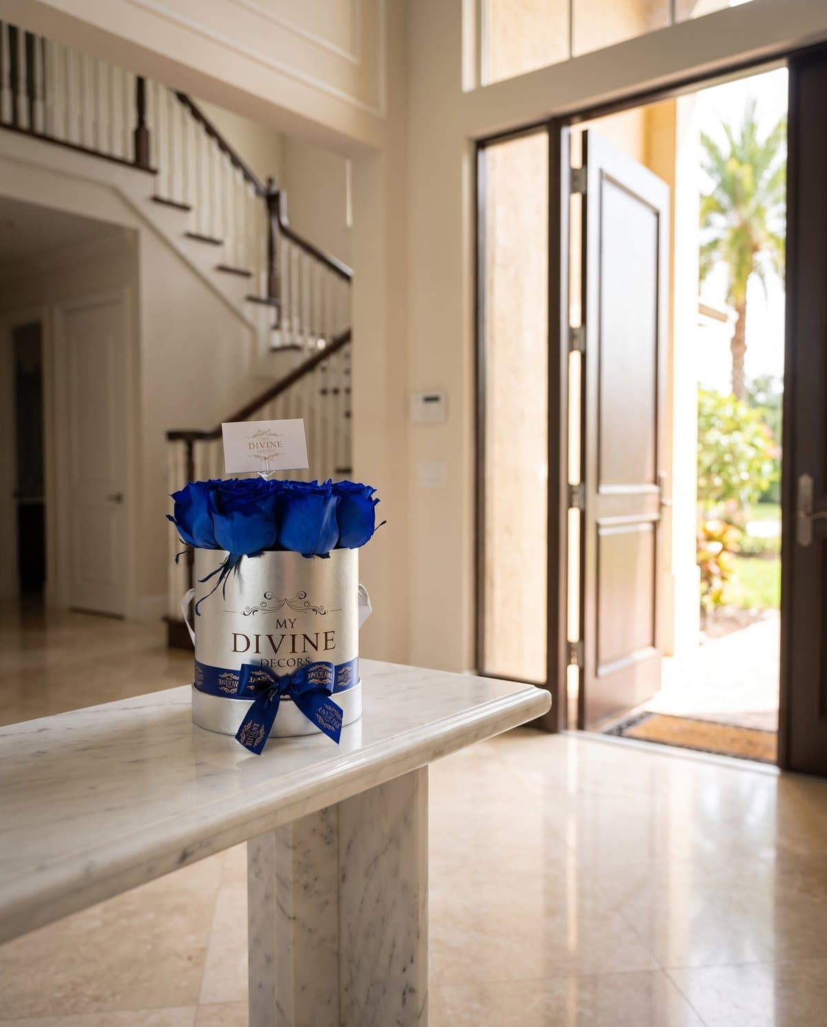 Blue roses in a silver hat box handed over at a house in Miami