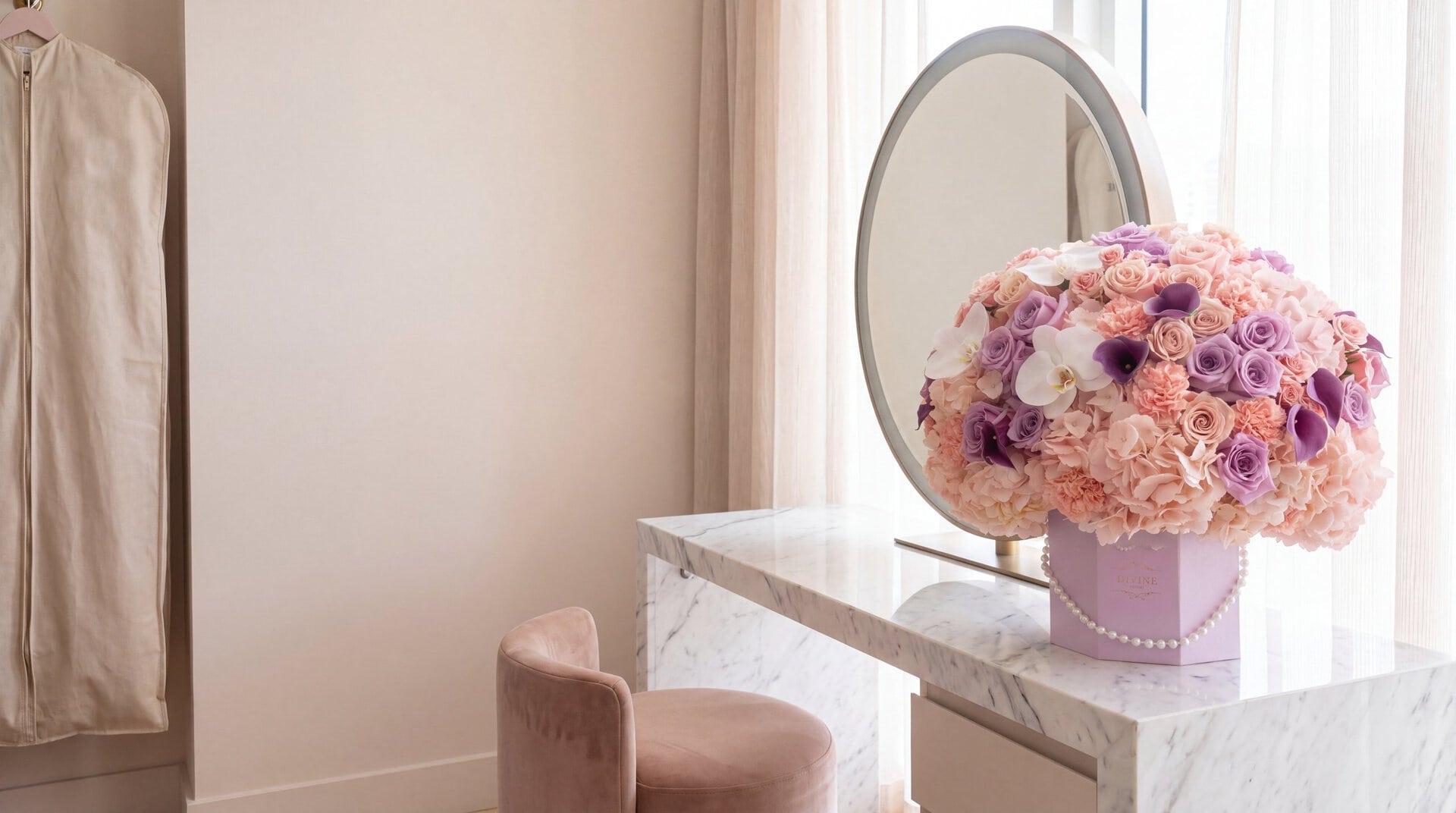 La caja Jennifer de My Divine Decors con rosas, orquídeas, calas e hortensias y perlas sobre un tocador de mármol en un vestidor de Bal Harbour