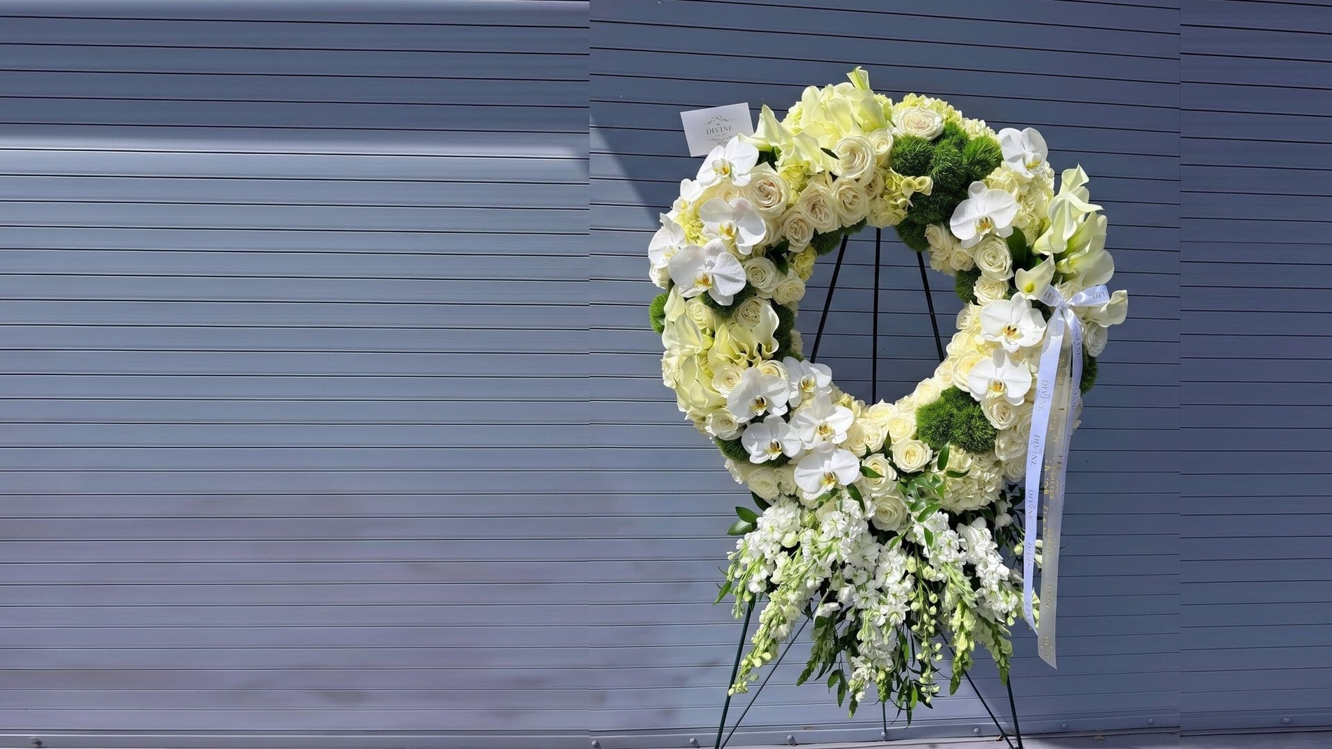 Corona funeraria Ivory Serenity de My Divine Decors: rosas, orquídeas blancas y hortensias en su caballete