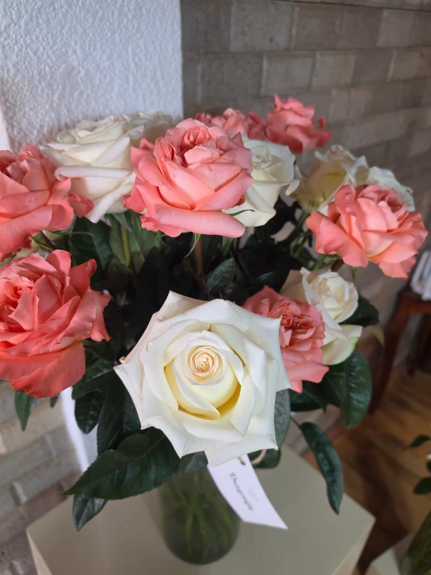 Rosas Dragonfly con la etiqueta de J&M Flowers