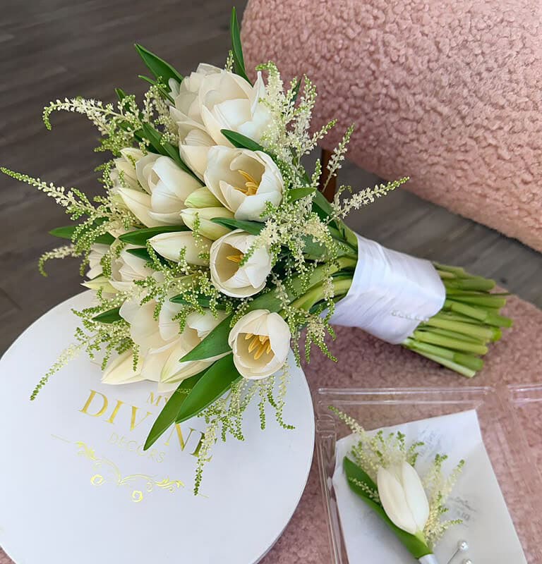 Ramo Nupcial Elegante de Tulipanes Blancos y Astilbe
