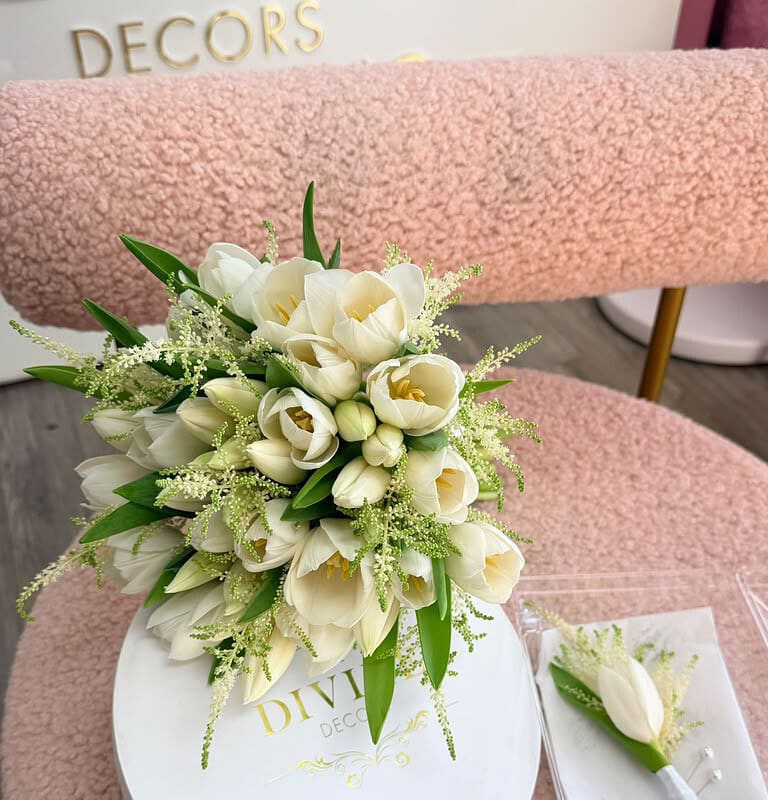 Ramo Nupcial Elegante de Tulipanes Blancos y Astilbe - Imagen 2