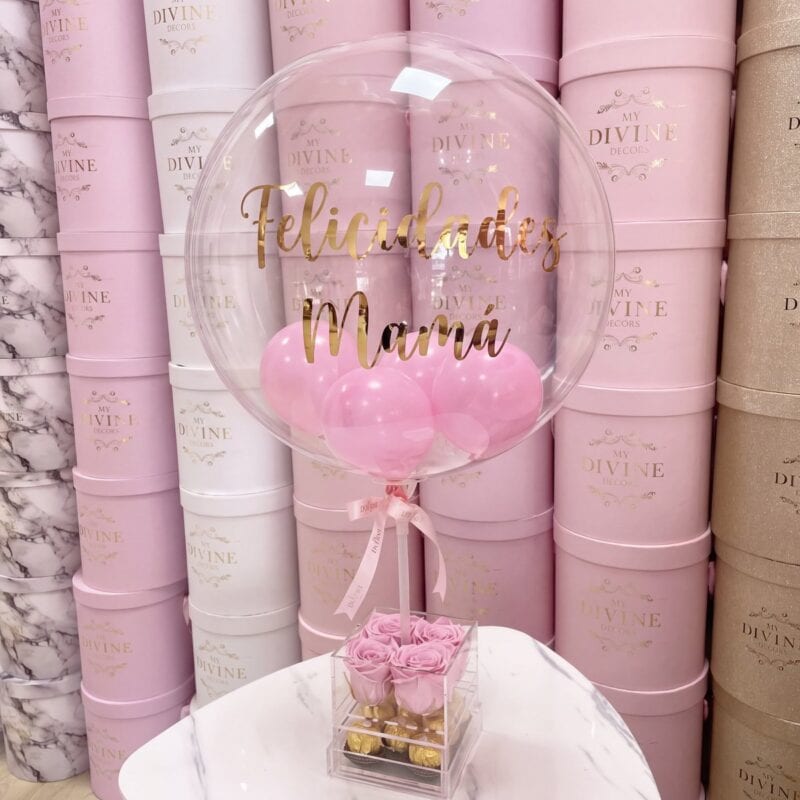 Globo burbuja Felicidades Mamá sobre 4 rosas preservadas rosadas en caja de acrílico con Ferrero Rocher, My Divine Decors