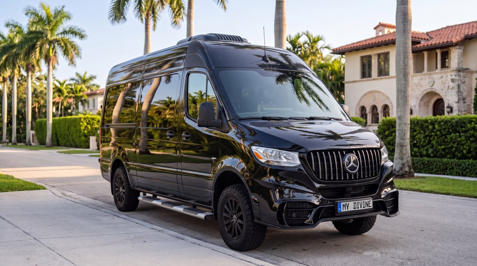 Camioneta Mercedes negra de My Divine Decors con placa MY DIVINE frente a una casa de Coral Gables