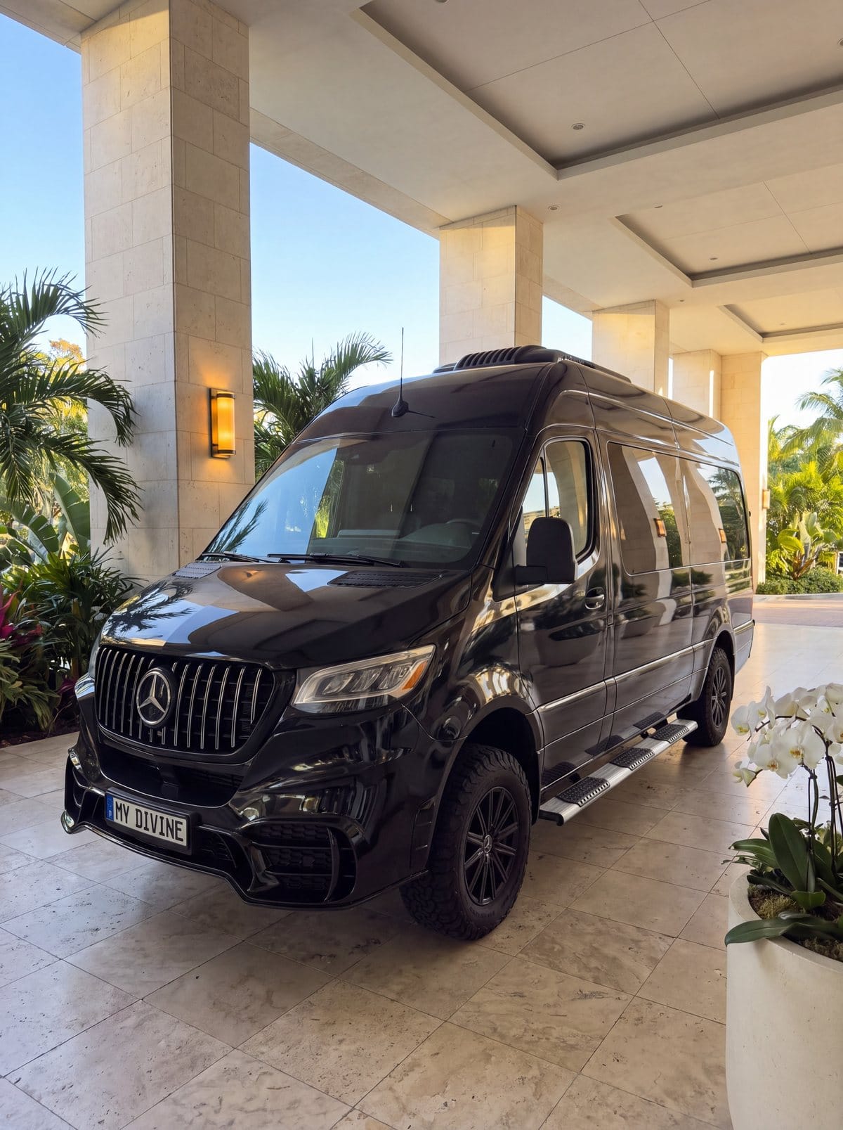 Camioneta Mercedes negra de My Divine Decors con placa MY DIVINE