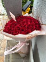 Ramo Forever Yours, rosas rojas en papel blanco con lazo rosado