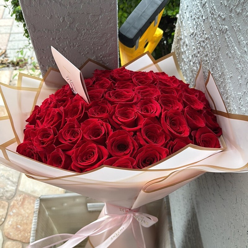 Ramo Forever Yours, rosas rojas en papel blanco con lazo rosado