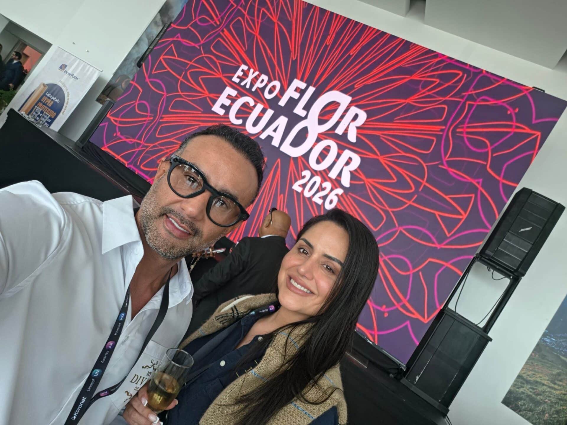 Jessica y Nelson frente a la pantalla de Expo Flor Ecuador 2026