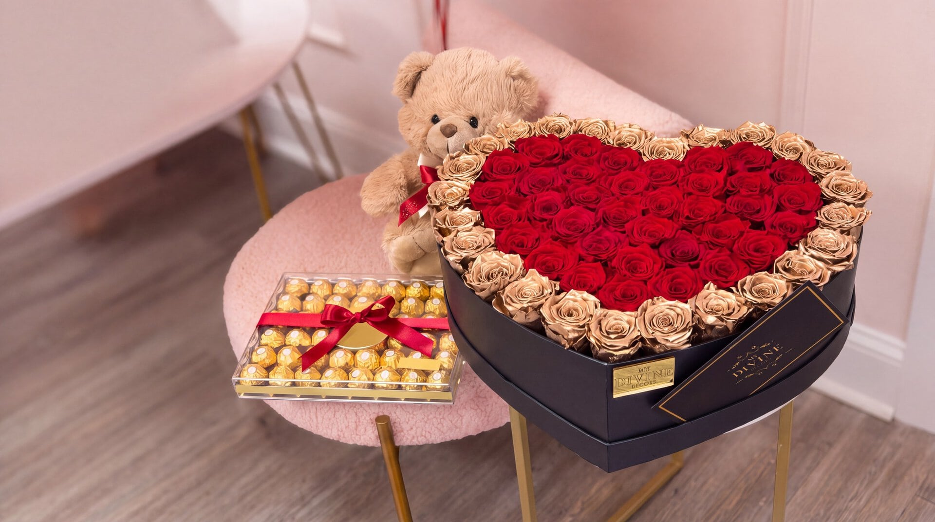 Caja corazon de rosas rojas y doradas de My Divine Decors con osito de peluche y chocolates