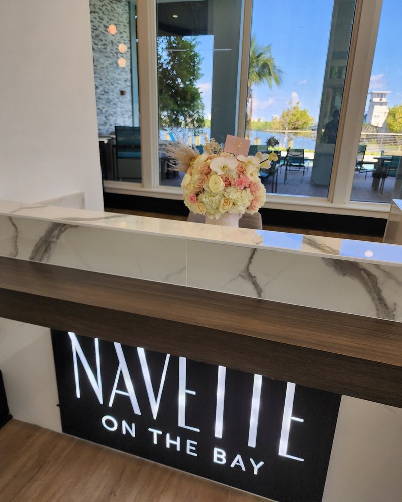 Cream and pink rose arrangement at the host stand of Navette on the Bay