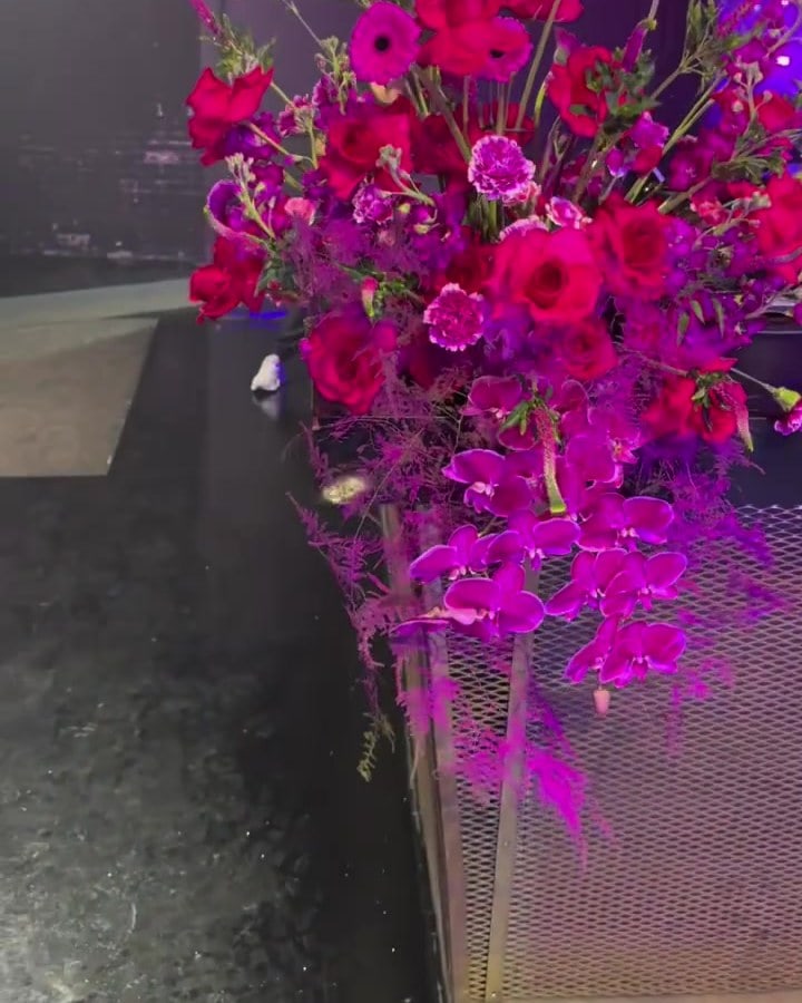 Magenta and red bar arrangement with cascading orchids under purple event lighting during Premio Lo Nuestro 2026