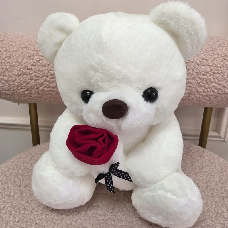 Osito de peluche blanco con rosa roja de terciopelo y lazo negro de lunares blancos