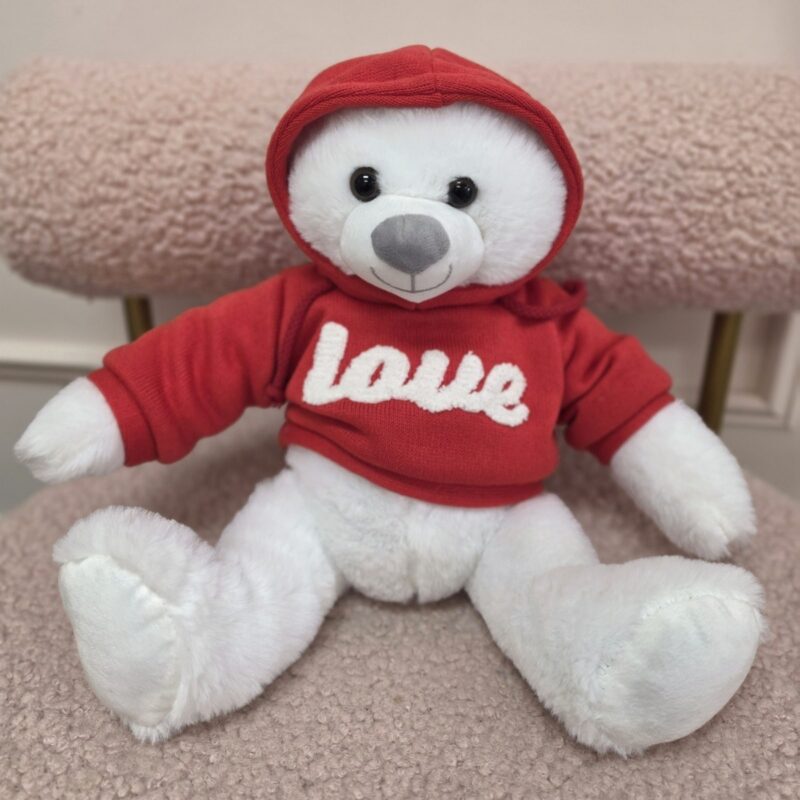 Osito de peluche blanco con sudadera roja con capucha y la palabra love en blanco
