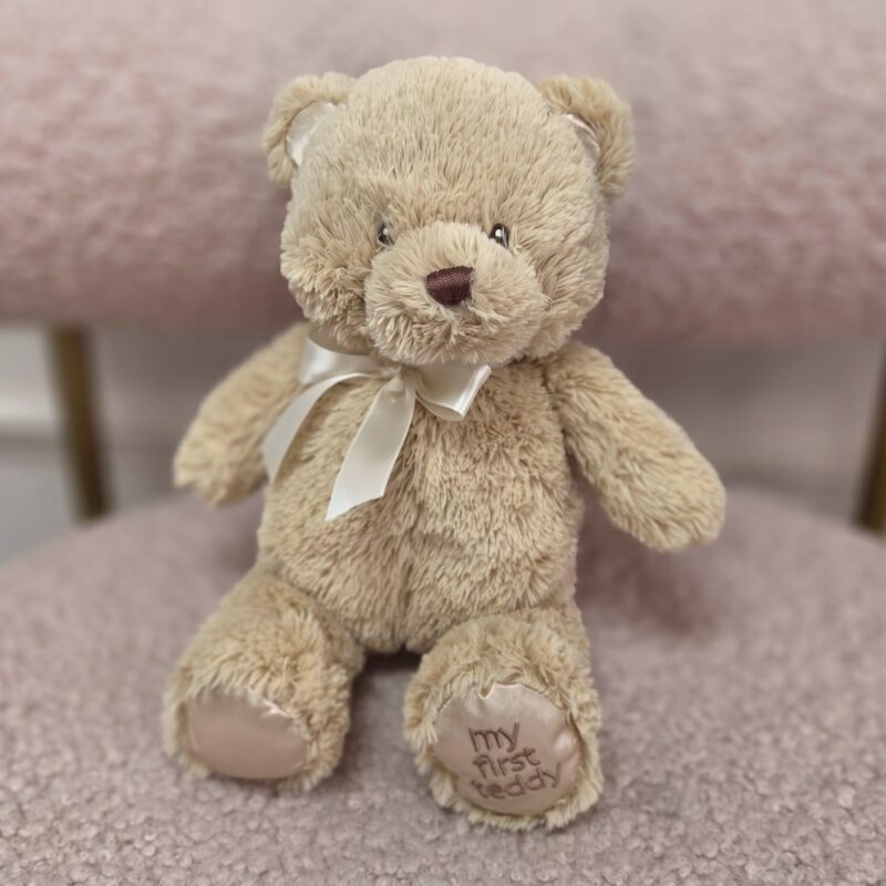 Osito de peluche GUND Baby beige con lazo marfil y my first teddy bordado en el pie