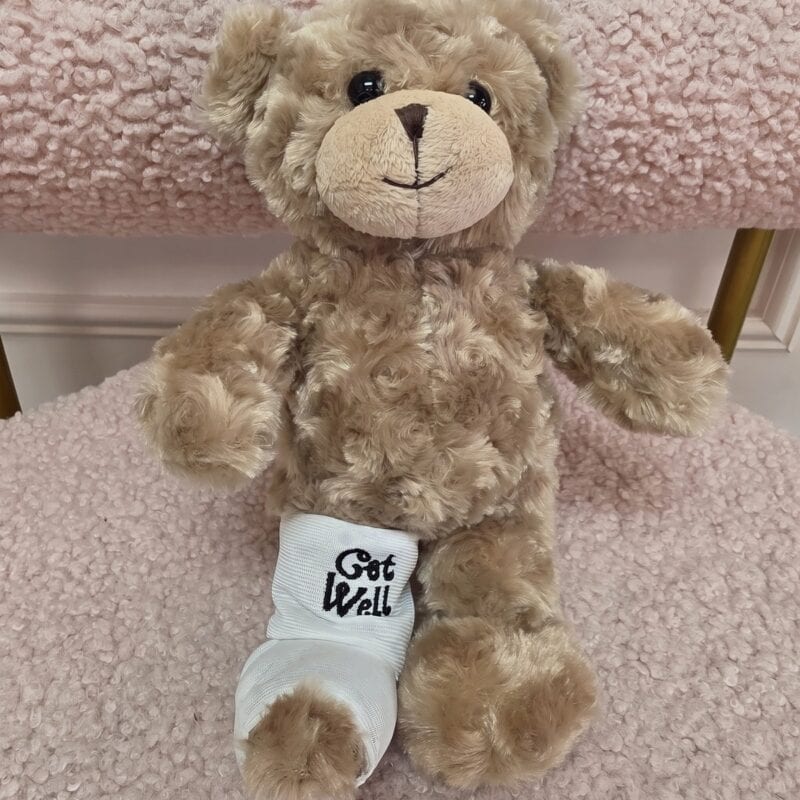 Osito de peluche rizado color miel con yeso blanco en la pierna bordado Get Well