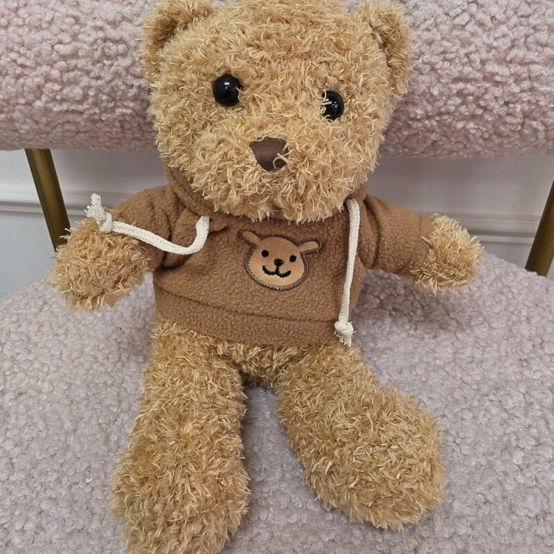 Osito de peluche dorado rizado con sudadera café y carita de oso bordada