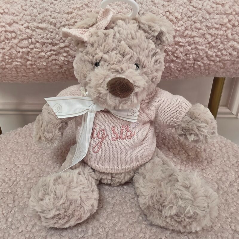 Osito de peluche snug gris topo con suéter tejido rosado bordado big sis y moño rosado