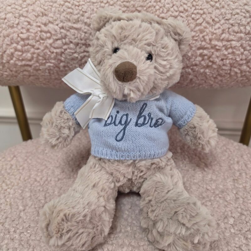 Osito de peluche snug gris topo con suéter tejido celeste bordado big bro y lazo blanco