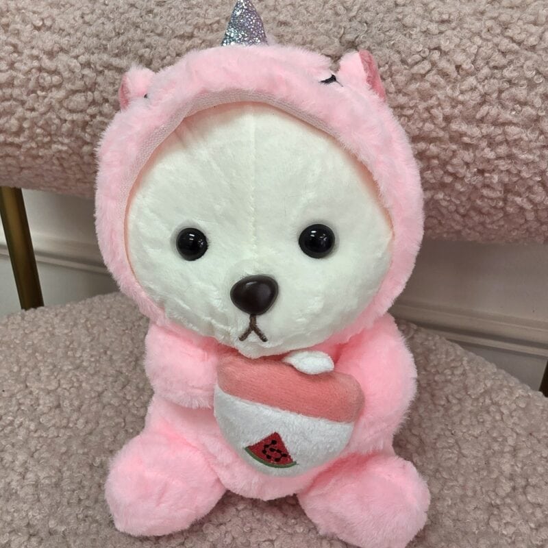 Osito de peluche blanco con disfraz de unicornio rosado, cuerno plateado y vasito de sandía