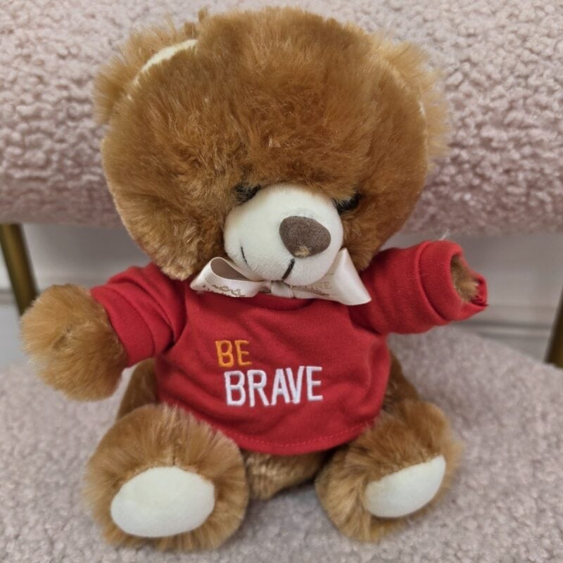 Osito de peluche café con camiseta roja bordada Be Brave y cinta My Divine Decors