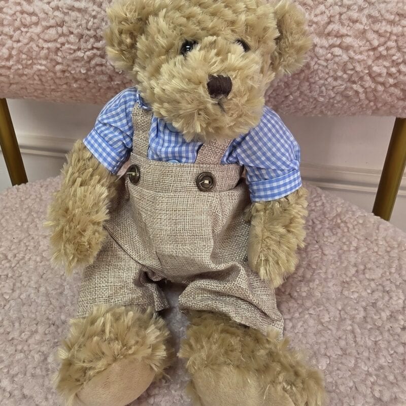Osito de peluche estilo vintage con overol de lino beige y camisa de cuadros azules