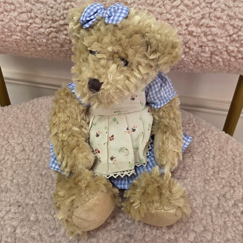 Osita de peluche estilo vintage con vestido de cuadros azules, delantal de encaje y moño