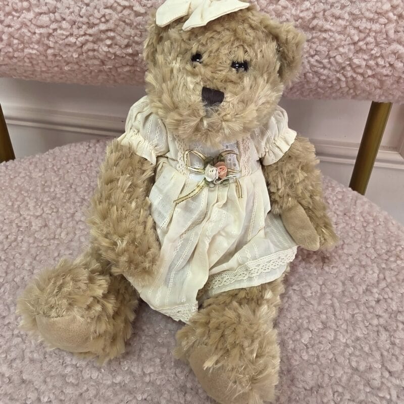 Osita de peluche estilo vintage con vestido de encaje marfil, rosita de cinta y moño