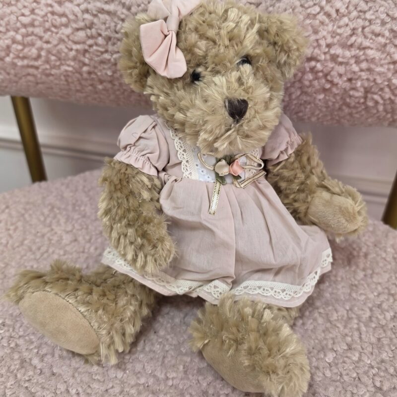 Osita de peluche estilo vintage con vestido de encaje rosado y moño rosa