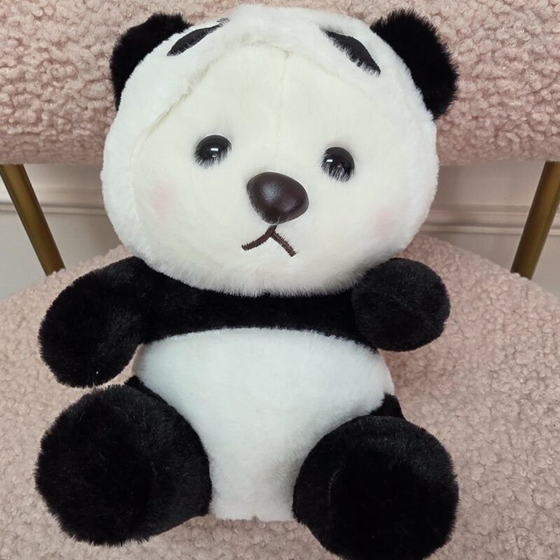 Osito de peluche blanco con disfraz de panda negro y blanco y cachetes rosados