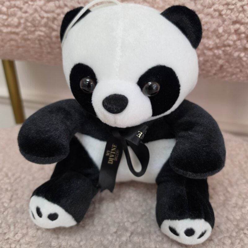 Panda de peluche blanco y negro con cinta satinada negra My Divine Decors